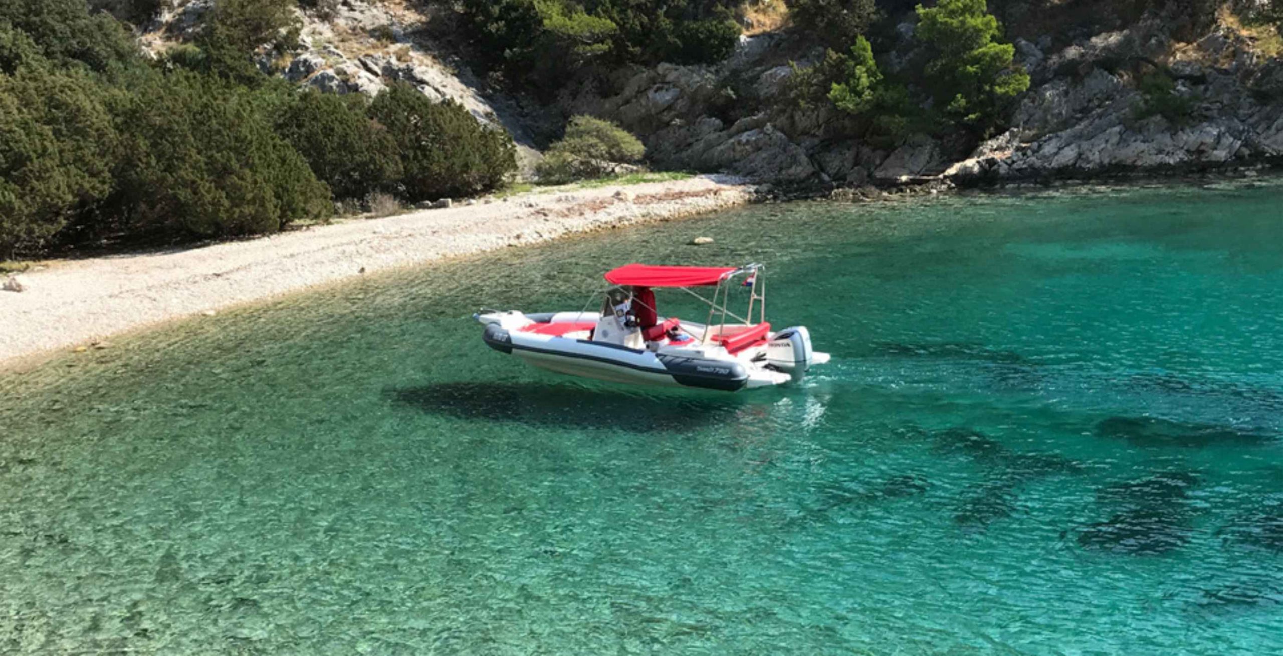 Notre bateau au mouillage dans une crique tranquille