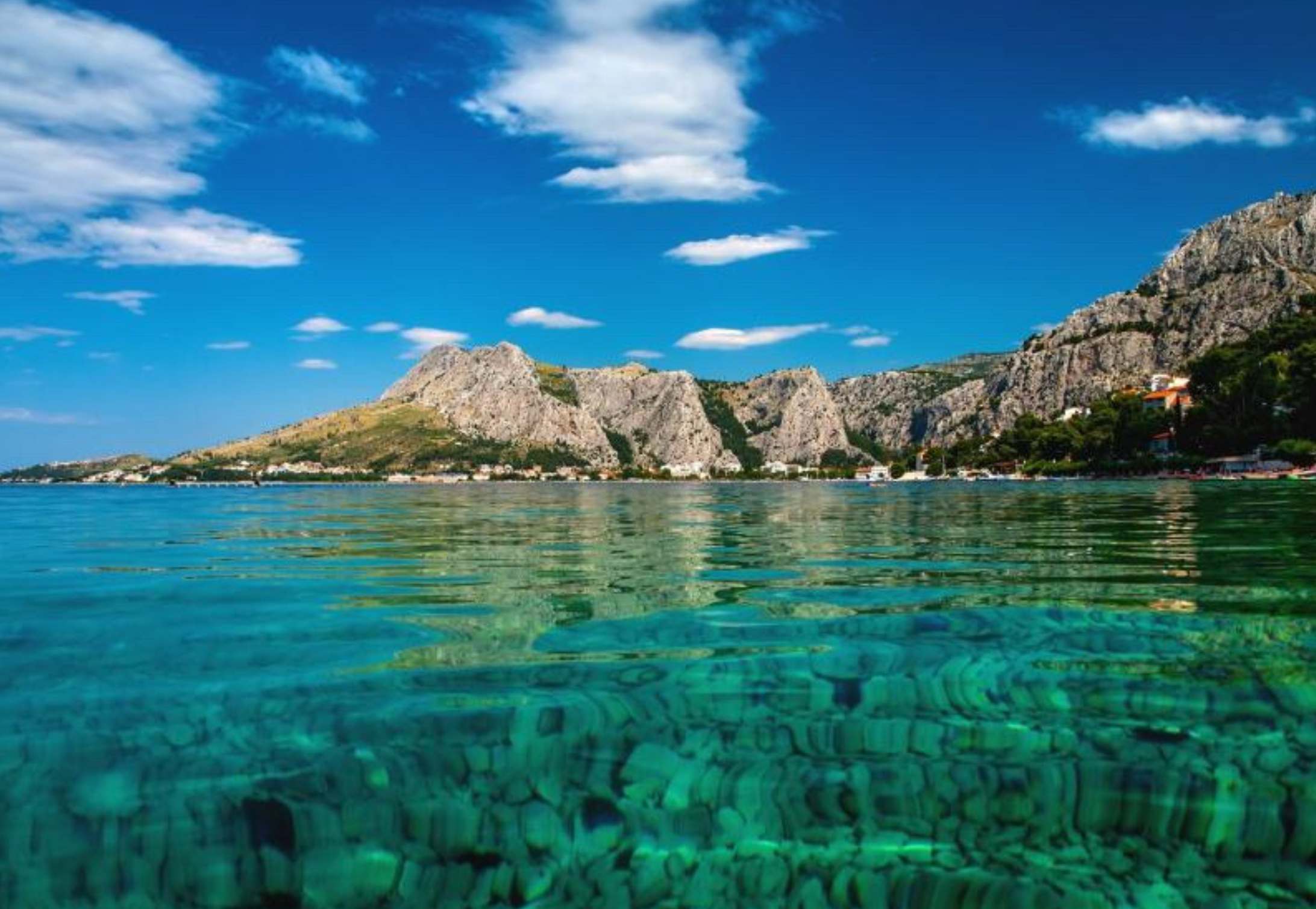 Côte dalmate avec criques cachées vue de la mer
