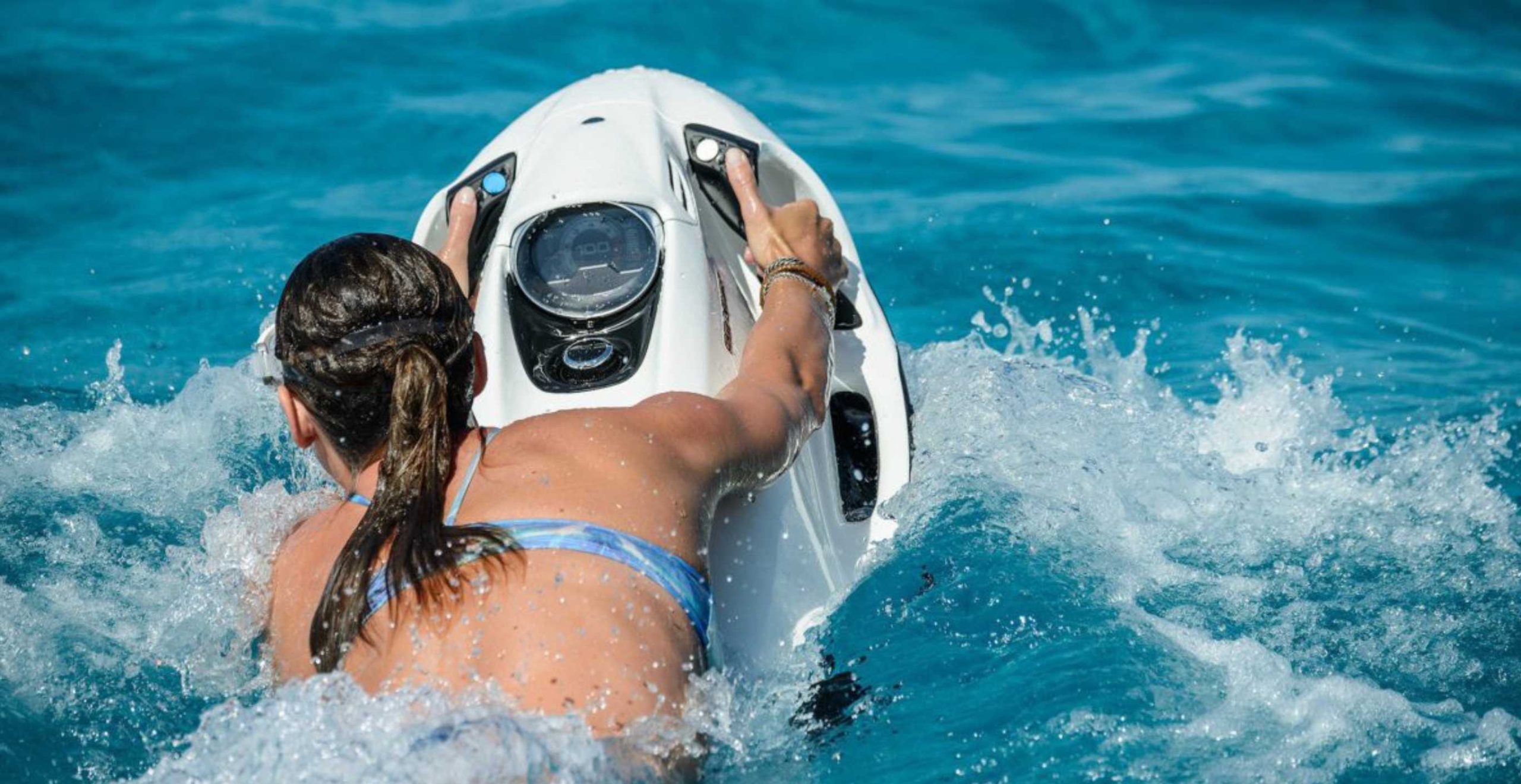 Pilote de SeaBob glissant juste sous la surface
