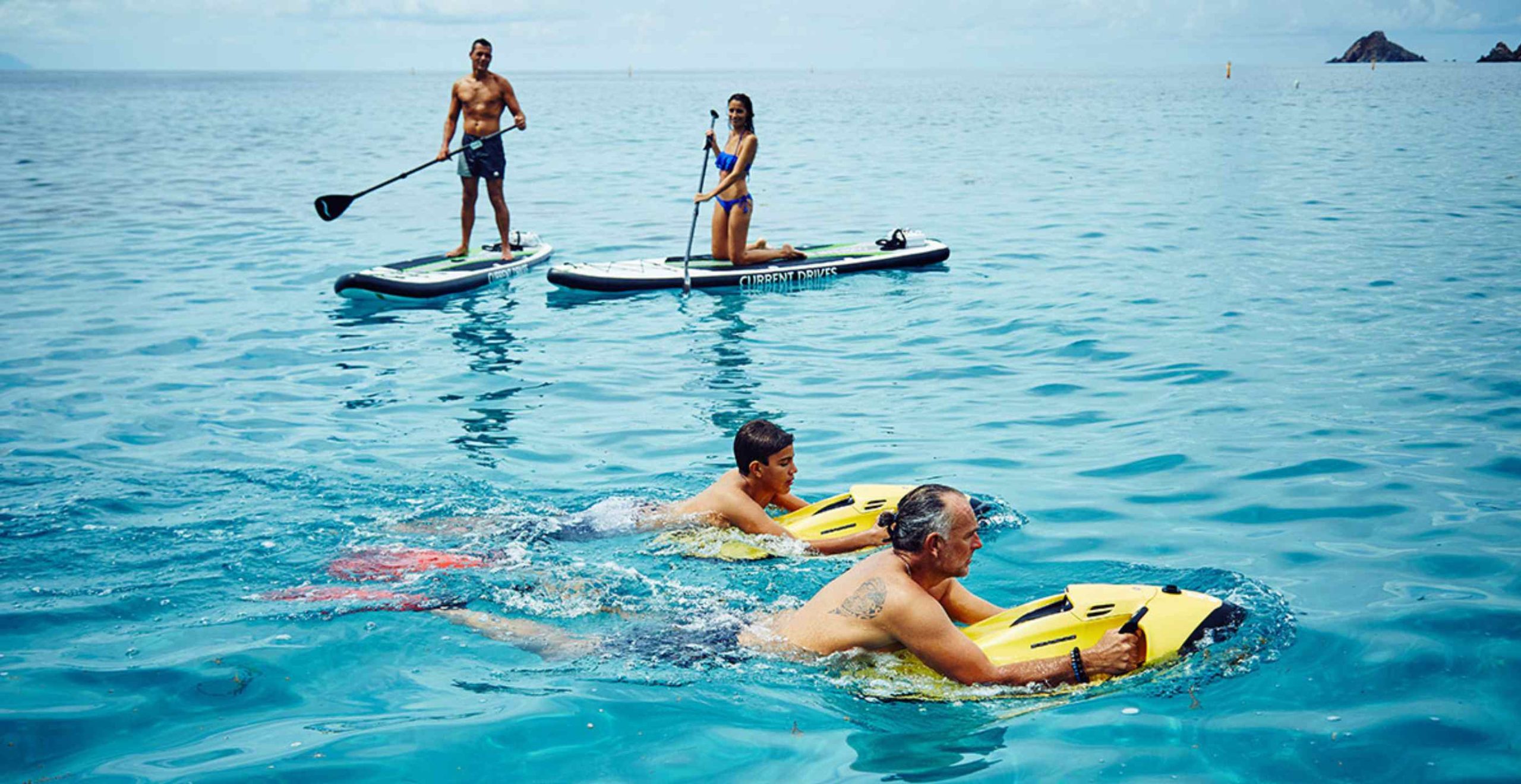 Stand-up paddle le long de la côte au lever du soleil