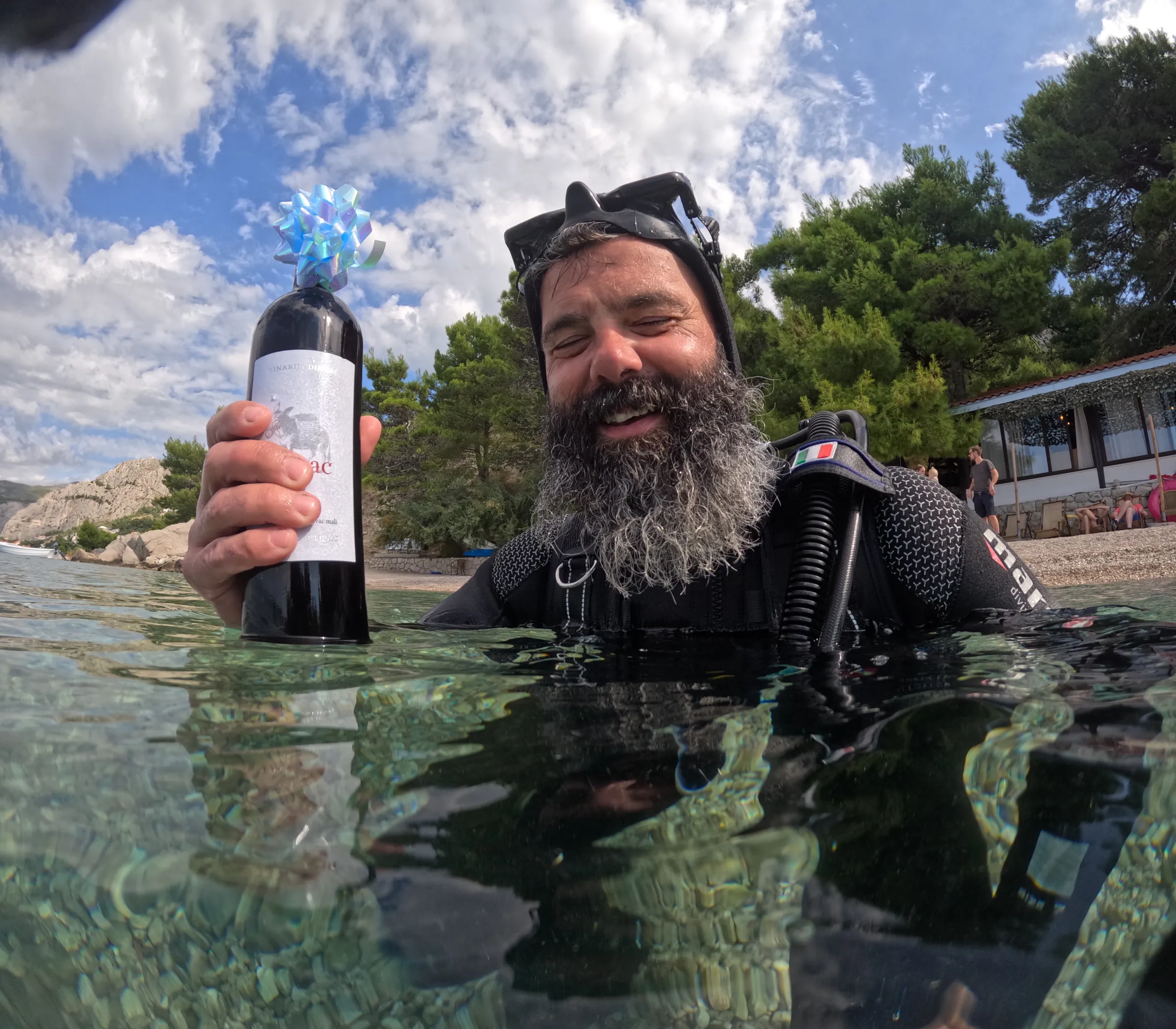 Instructeur de plongée souriant dans l’eau